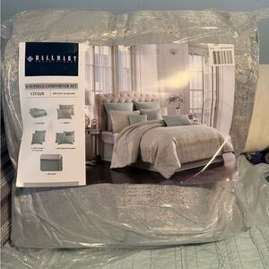 Hallmart Collectibles- Vivian King Size Comforter Set in Light Blue/Gold. NEW
